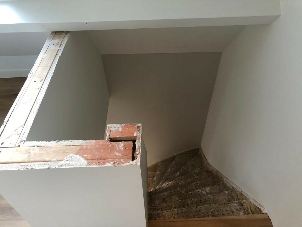 balustrade wordt muurtje met zwart eiken plank.jpg