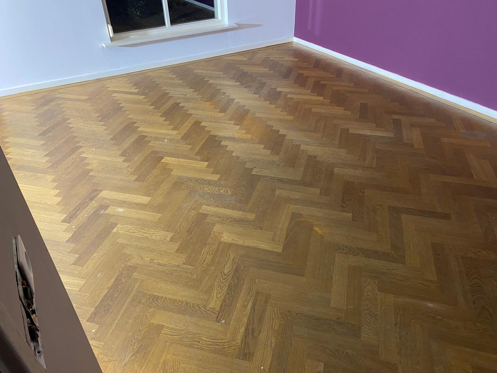 Donker verkleurde vergeelde eiken visgraat vloer schuren en lichter oliën met Monocoat in Kerkdriel, Zaltbommel.jpg