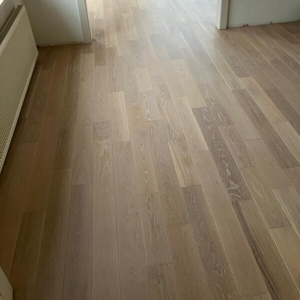 Schuren en oliën van eikenhouten vloer, van vergeeld naar mooi mat, lichte olie, Waalwijk, Zaltbommel.jpg