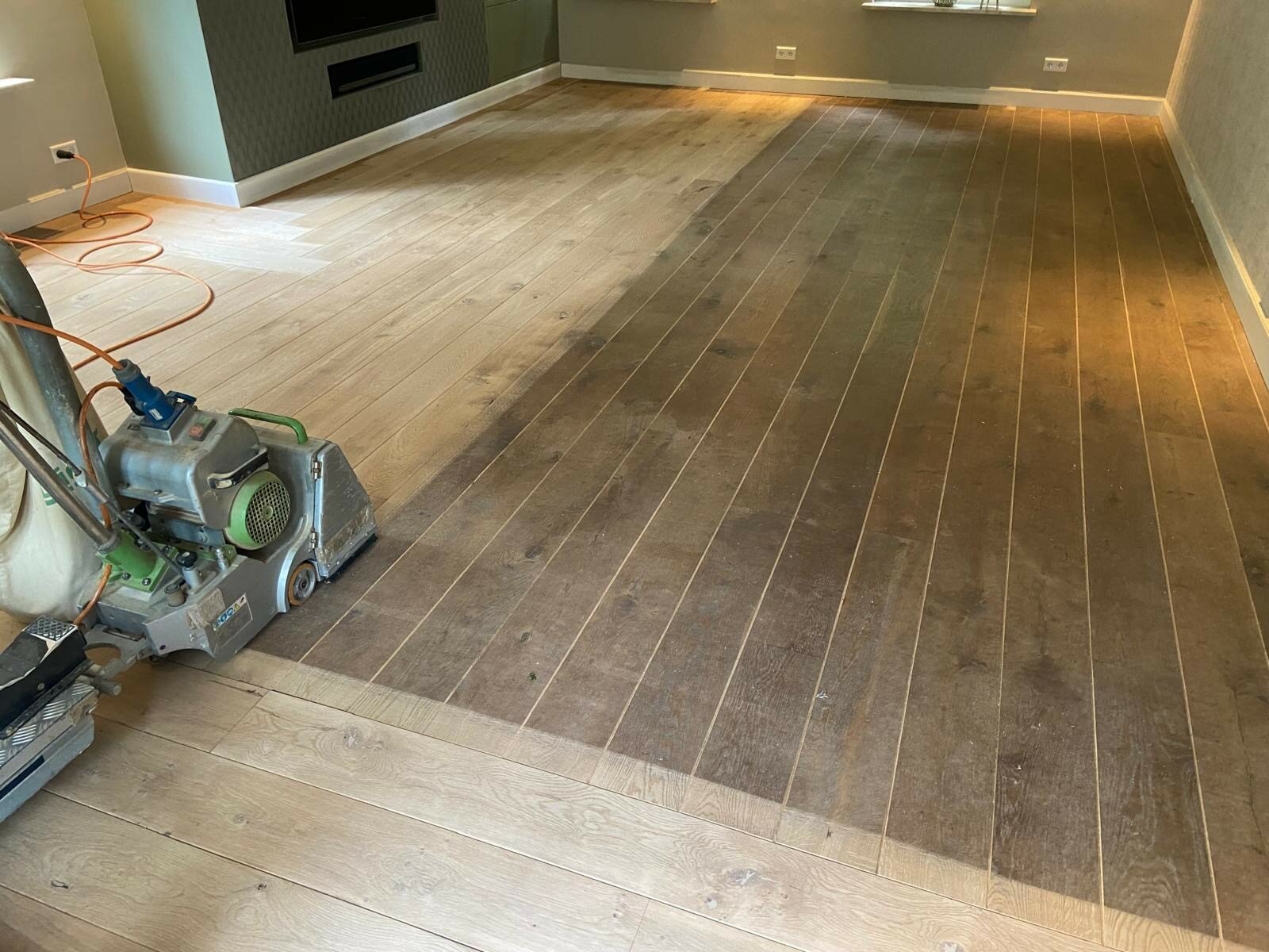 Eiken vloer schuren met slijtagesporen watervlekken donker en oliën in lichte kleur Uden.jpg