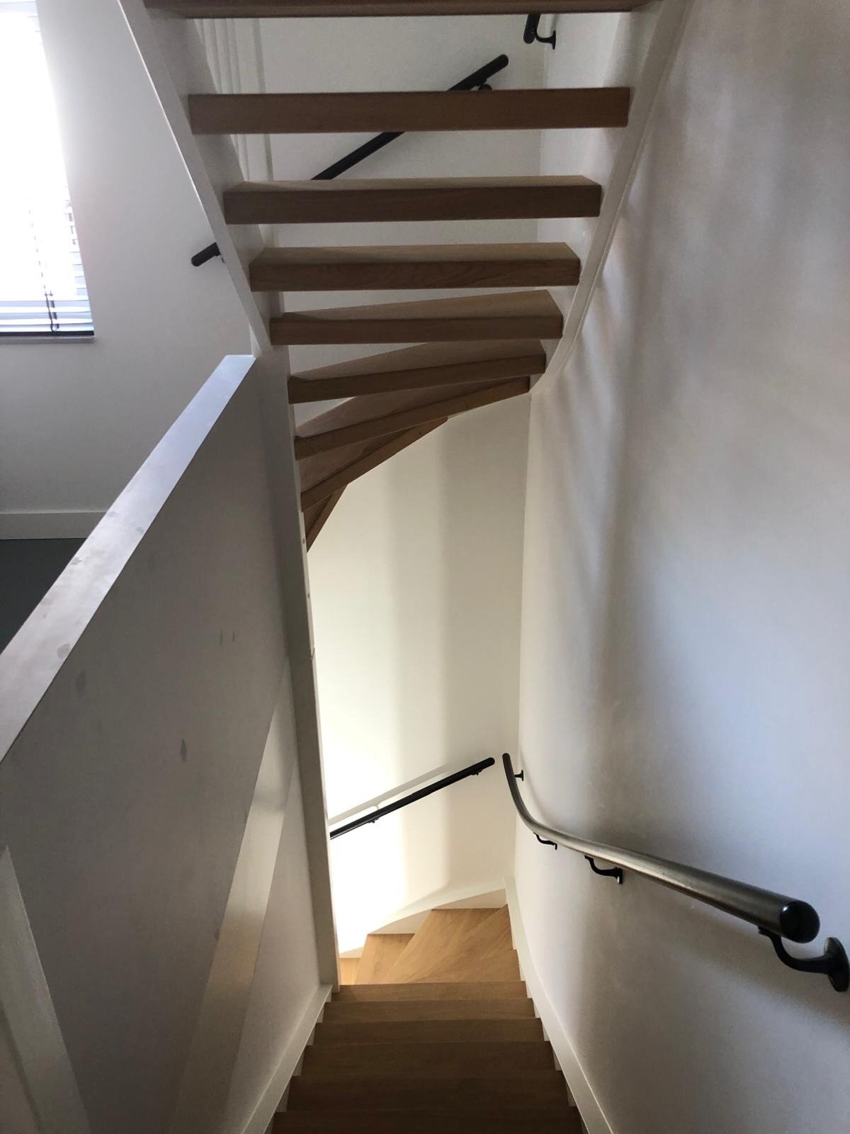 Z-trap en open trap in Gorinchem met zwart stalen gebogen leuningen.jpg