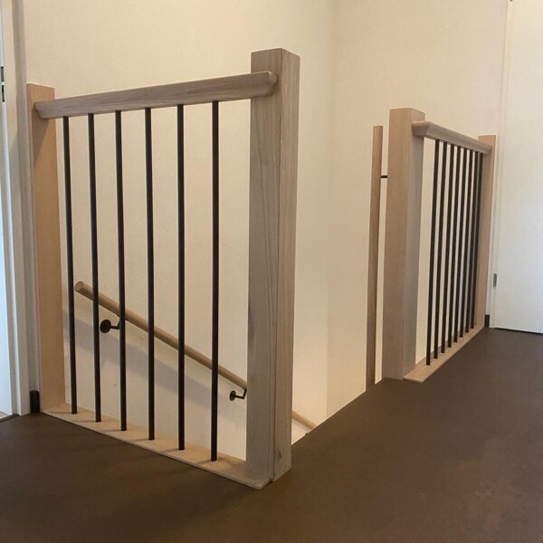 Eiken balustrade met zwarte spijlen in Brabant traprenovatie
