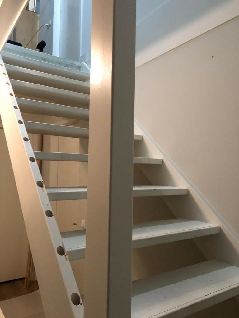 Open traprenovatie met eiken overzettreden rondom ook zijwangen HPL wit.jpg