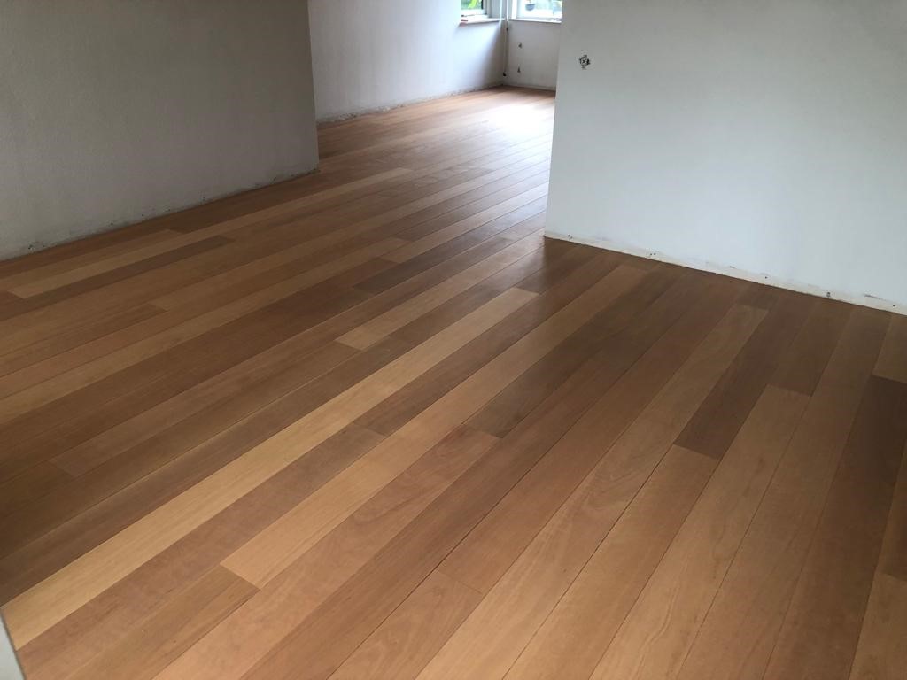 Hardhouten vloer schuren en opnieuw olien in lichtere kleur.jpg