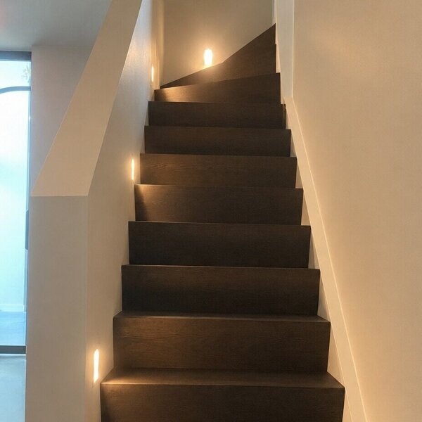 Moderne, donkereiken, walnoot, Z-trap met muurtje als balustrade in Herpen