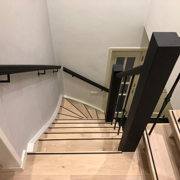Eiken traprenovatie met nieuwe balustrade, landelijk moderne stijl, whitewash eiken met antislipprofiel, Breda.jpg