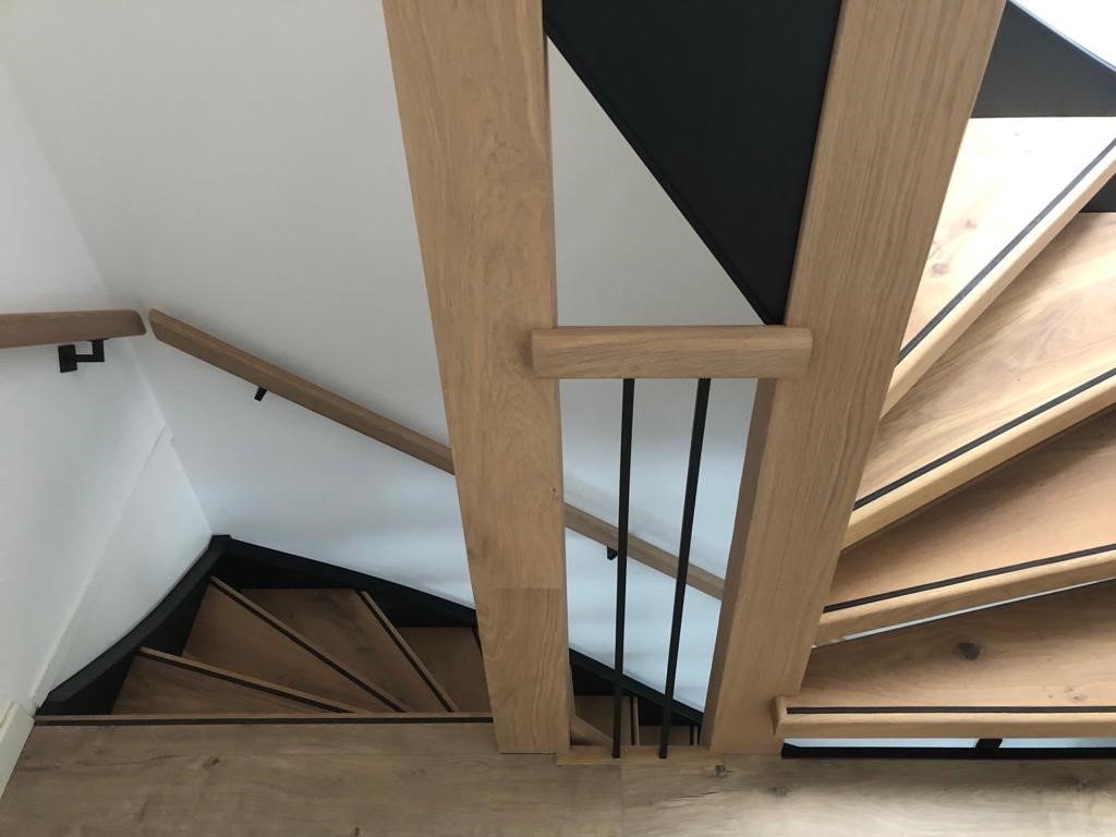Moderne traprenovatie zwart met eiken, overzettreden, rondom open trap, leuningen, zwarte spijlen, vierkant.jpg