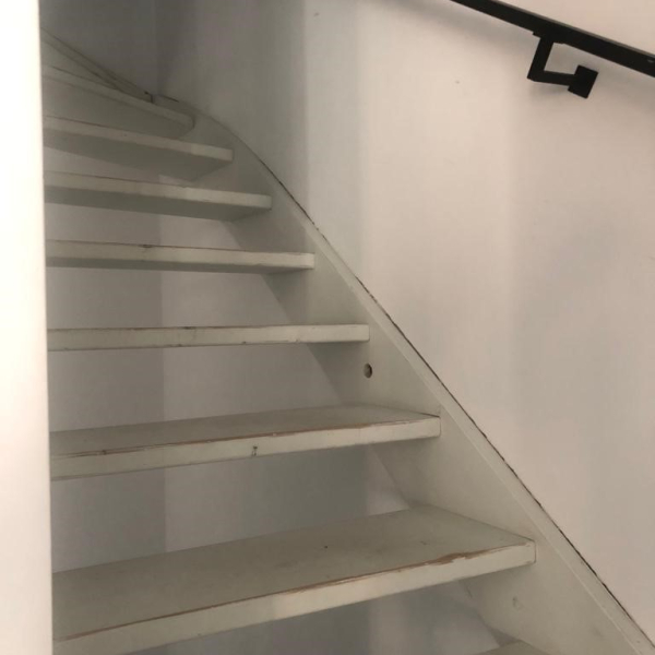 Open nieuwbouw trap wordt dichte eiken houten Z-trap met HPL zijwangen.jpg