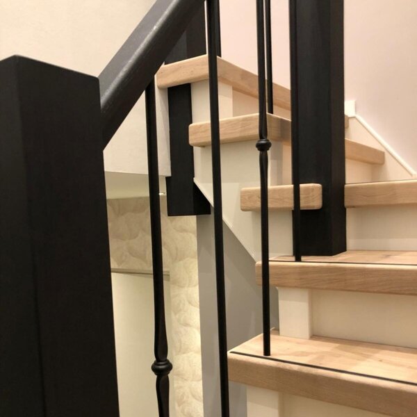 Eiken traprenovatie met zwarte balustrade, landelijk, modern, open trap dichtmaken, Breda.jpg