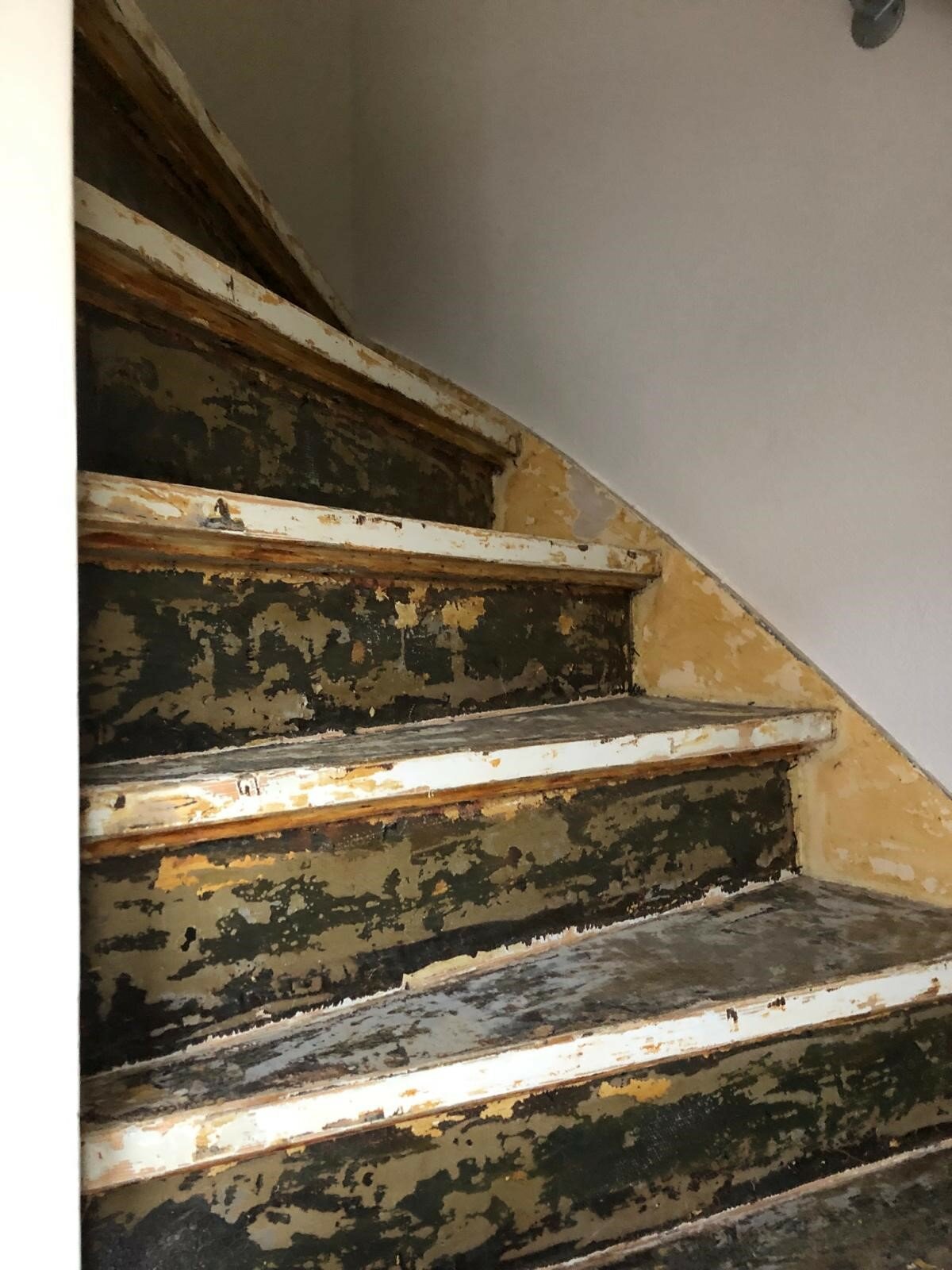 Betonlook traprenovatie lederlook traprenovatie na verwijderen tapijt witte zijwang trapboom bekleden HPL Zaltbommel Den Bosch.jpg