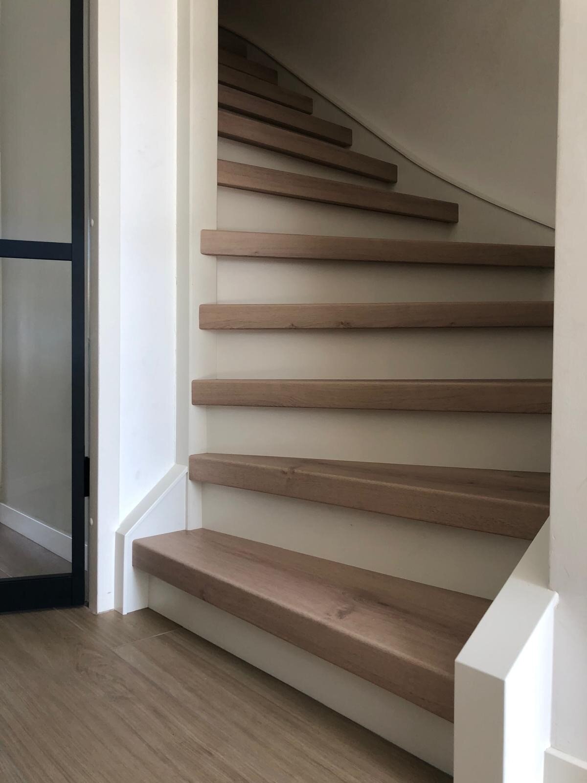 HPL traprenovatie pvc houtlook zonder rubberen antislipprofiel met zijwangen wit.jpg