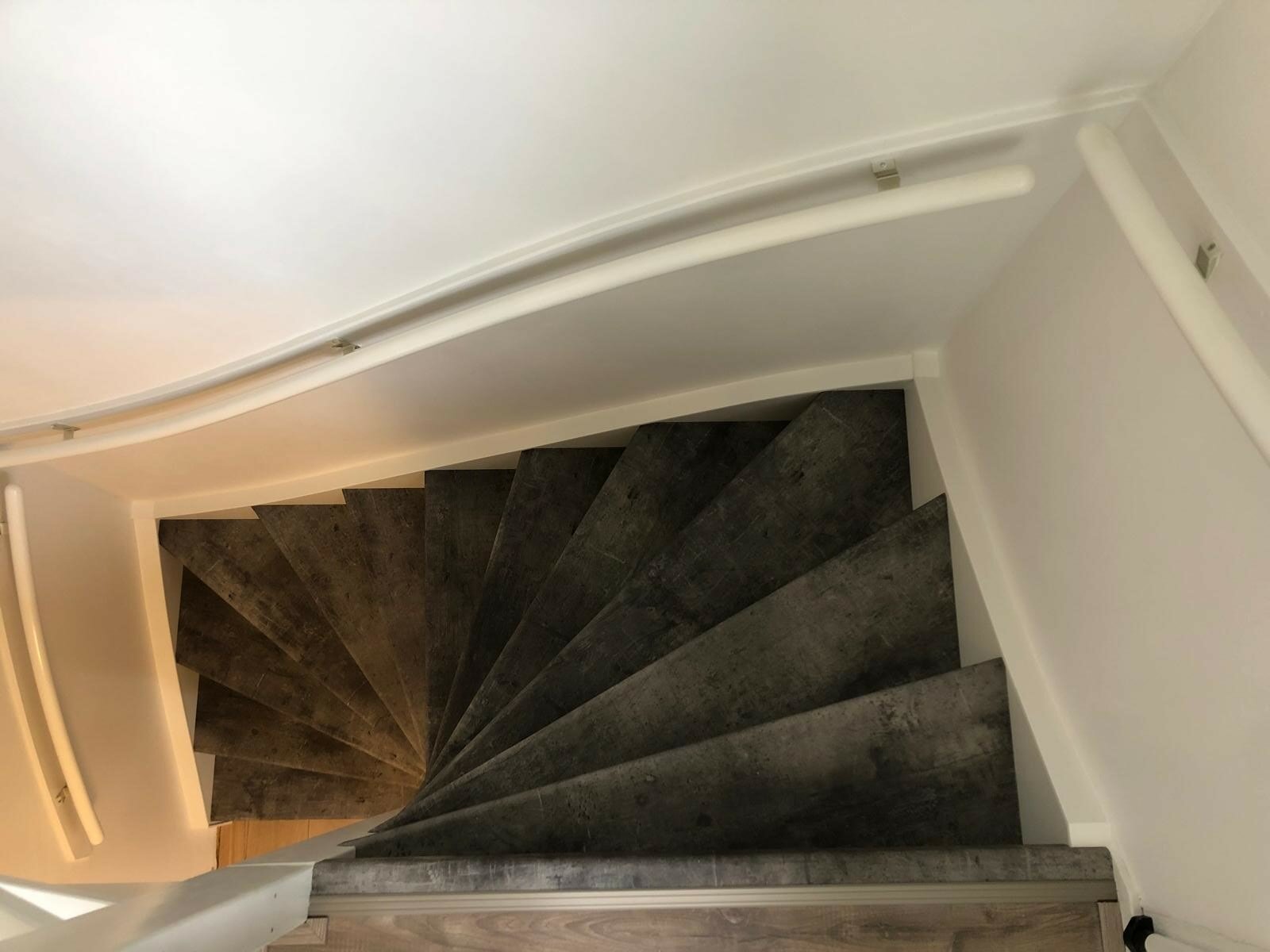 Betonlook traprenovatie Waalwijk vinyl Elshout.jpg