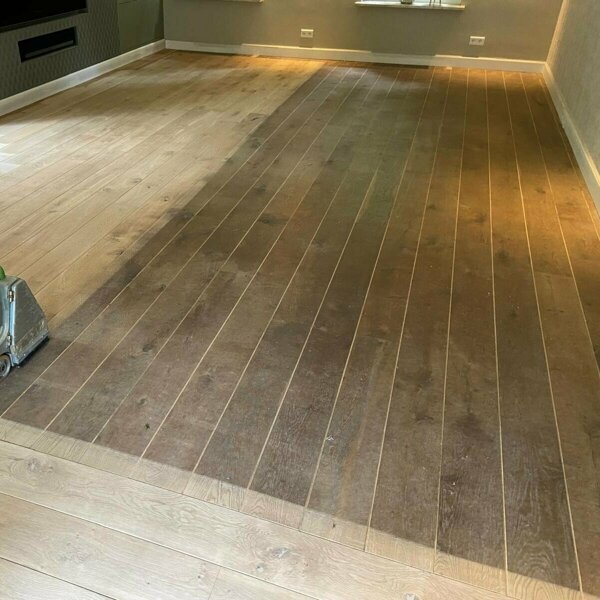 Eiken vloer schuren met slijtagesporen watervlekken donker en oliën in lichte kleur Uden.jpg
