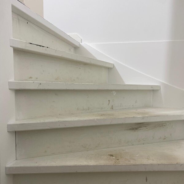 Greige, grijs beige, lederlook traprenovatie met LED-verlichting, erg chique en stijlvol Esch.jpg