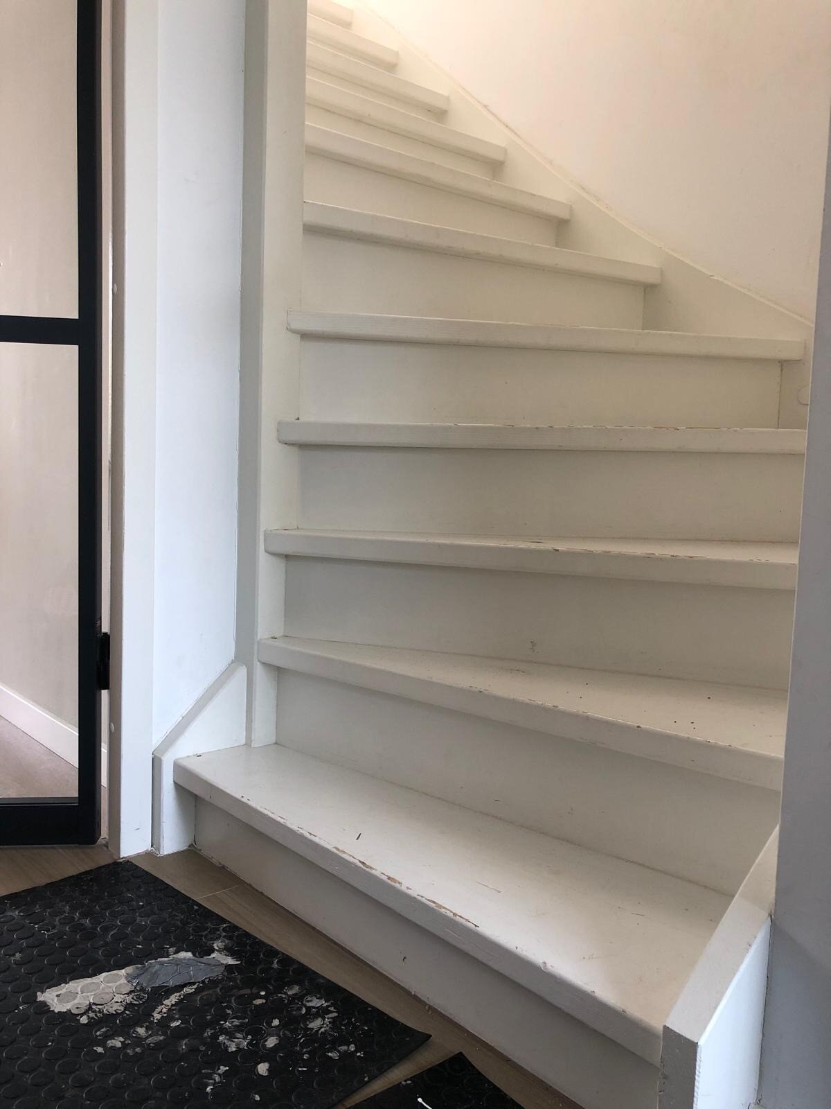HPL houtlook traprenovatie met witte stootborden en witte zijwangen stalen deur trap Den Bosch Rosmalen.jpg