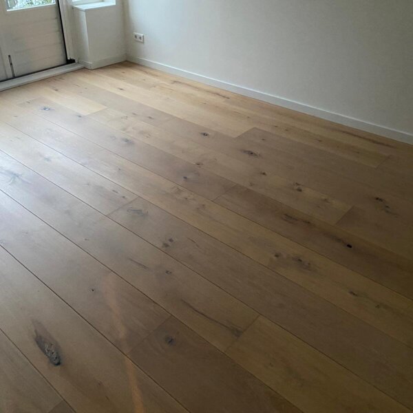 Verweerd eiken vloer met slijtagesporen, vlekken en kale plekken schuren en oliën in lichte eiken hout kleur.jpg