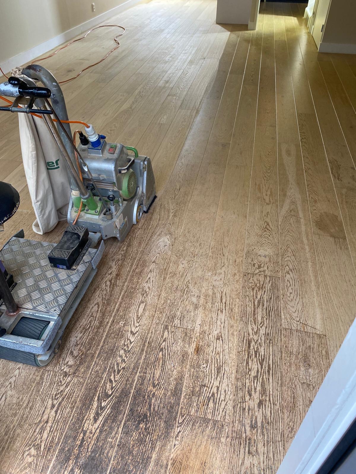 Eiken vloer met donkere vlekken, slijtagesporen schuren en oliën Utrecht.JPG