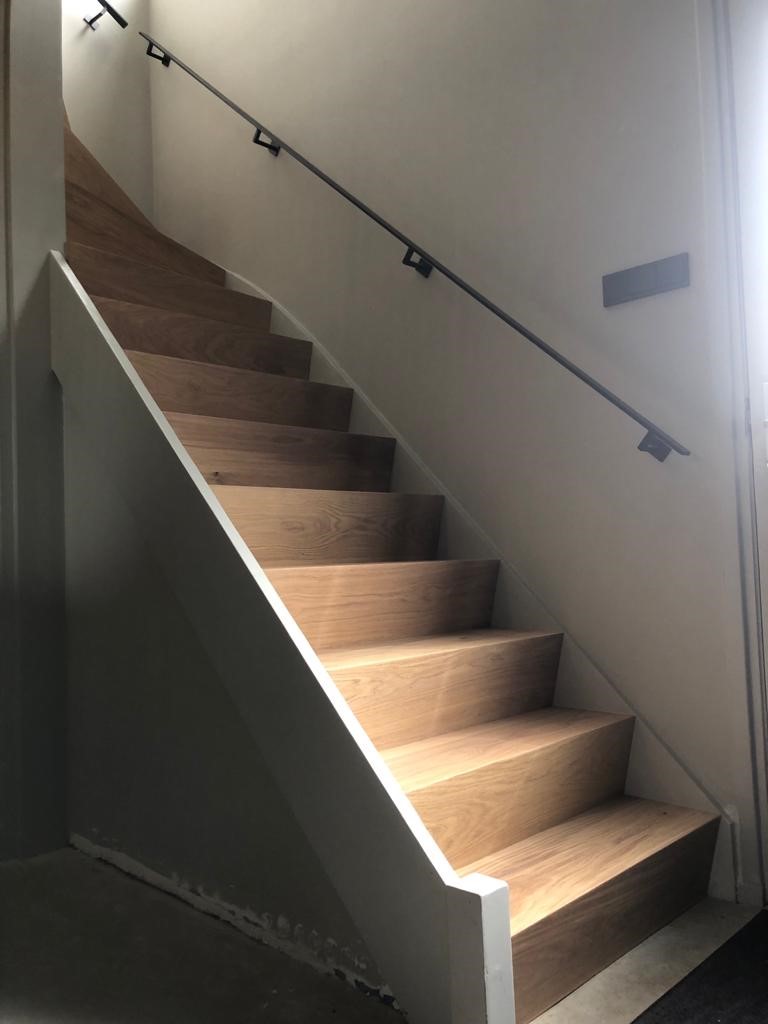 Moderne trap door traprenovatie met eiken overzettreden naturel onbehandelde look 's-Hertogenbosch.jpg