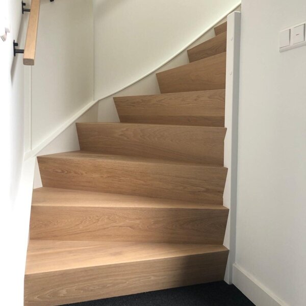 Eikenhouten Z-trap door traprenovatie nieuwbouwwoning Waalwijk.jpg