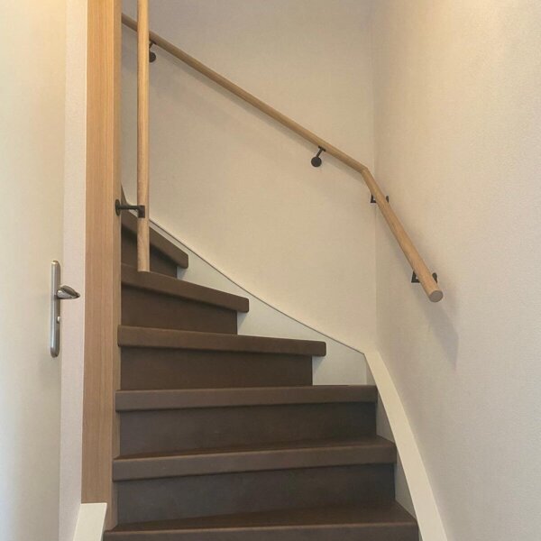 Lederlook traprenovatie met eiken balustrade in Brabant
