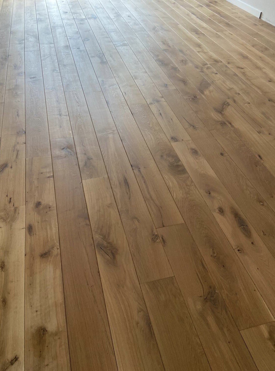 Eiken vloer schuren van donker naar licht rustieke vloer.jpg