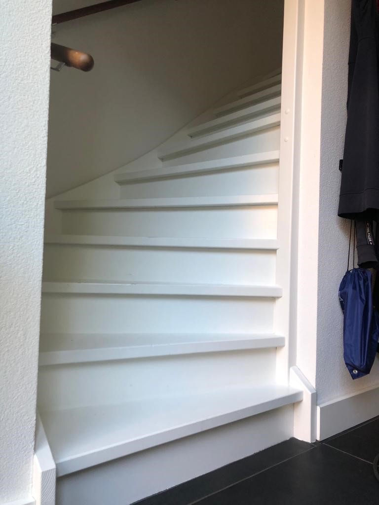 Betonlook traprenovatie donkergrijs in Dongen.jpg