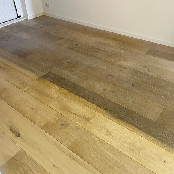 Verkleurde eikenhouten vloer schuren en oliën in licht eiken kleur.jpg