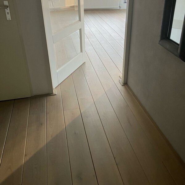 Massief eikenhouten vloer schuren en olien met matte afwerklaag olie Den Bosch, 's-Hertogenbosch, Rosmalen, Zatlbommel.jpg