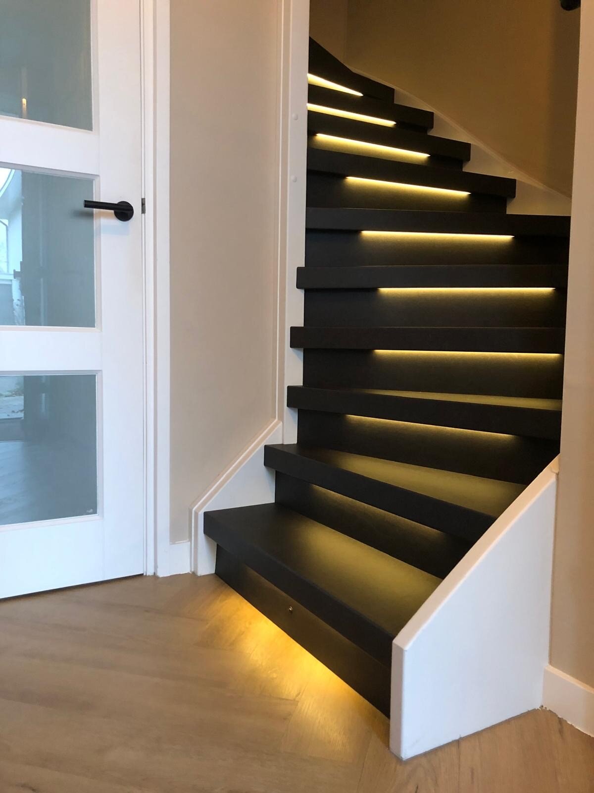 Lederlook leerlook overzettreden antraciet zwart met LED-verlichting op bewegingssensor Sleeuwijk Gorinchem Zaltbommel.jpg