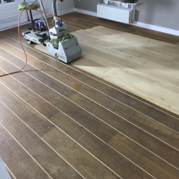 Donkere eikenhouten vloer wordt geschuurd en geolied in een lichtere kleur in Heerewaarden, Zaltbommel.jpg