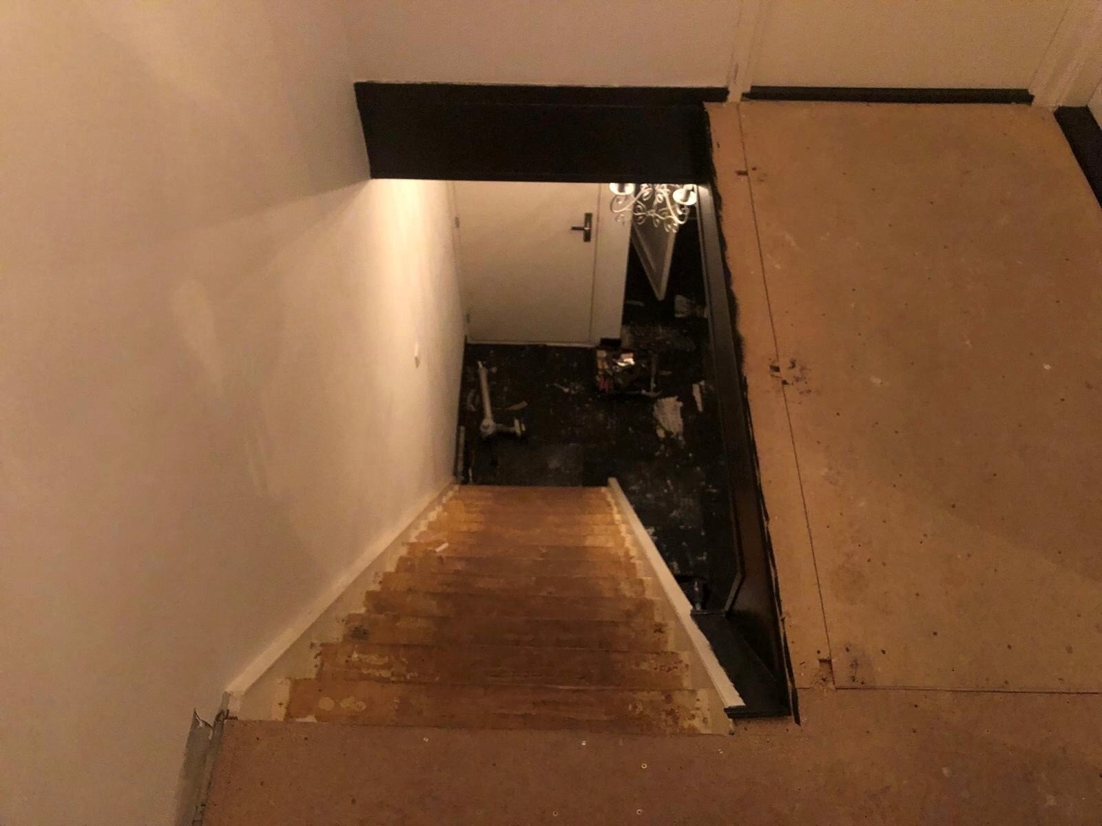 Traprenovatie in landelijke stijl met overloop eikenhout met zwart smeedijzeren spijlen met whitewash balustrade leuningen.jpg