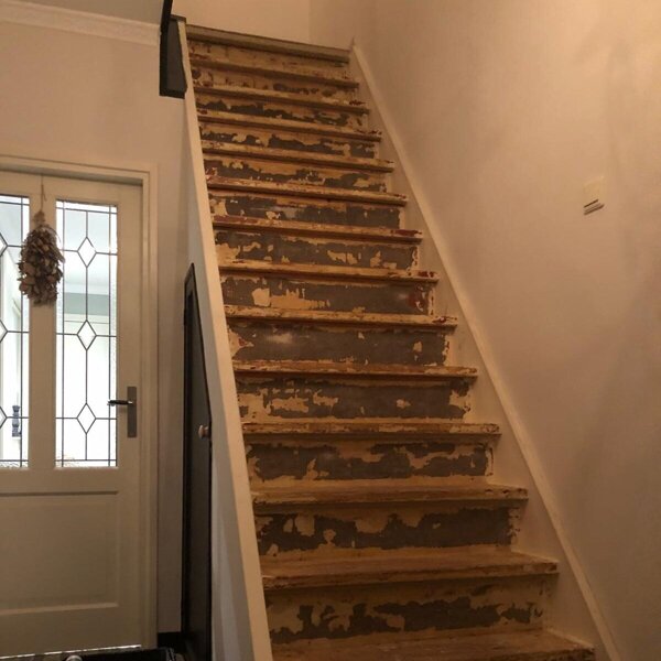 Landelijke traprenovatie met nieuwe leuningen balustrade traphek zwart met whitewash smeedijzeren zwarte spijlen.jpg