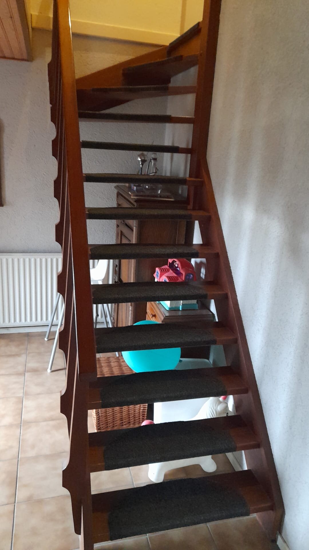 Gedateerde, open, hardhouten trap wordt dichte, moderne eikenhouten Z-trap in Herpen