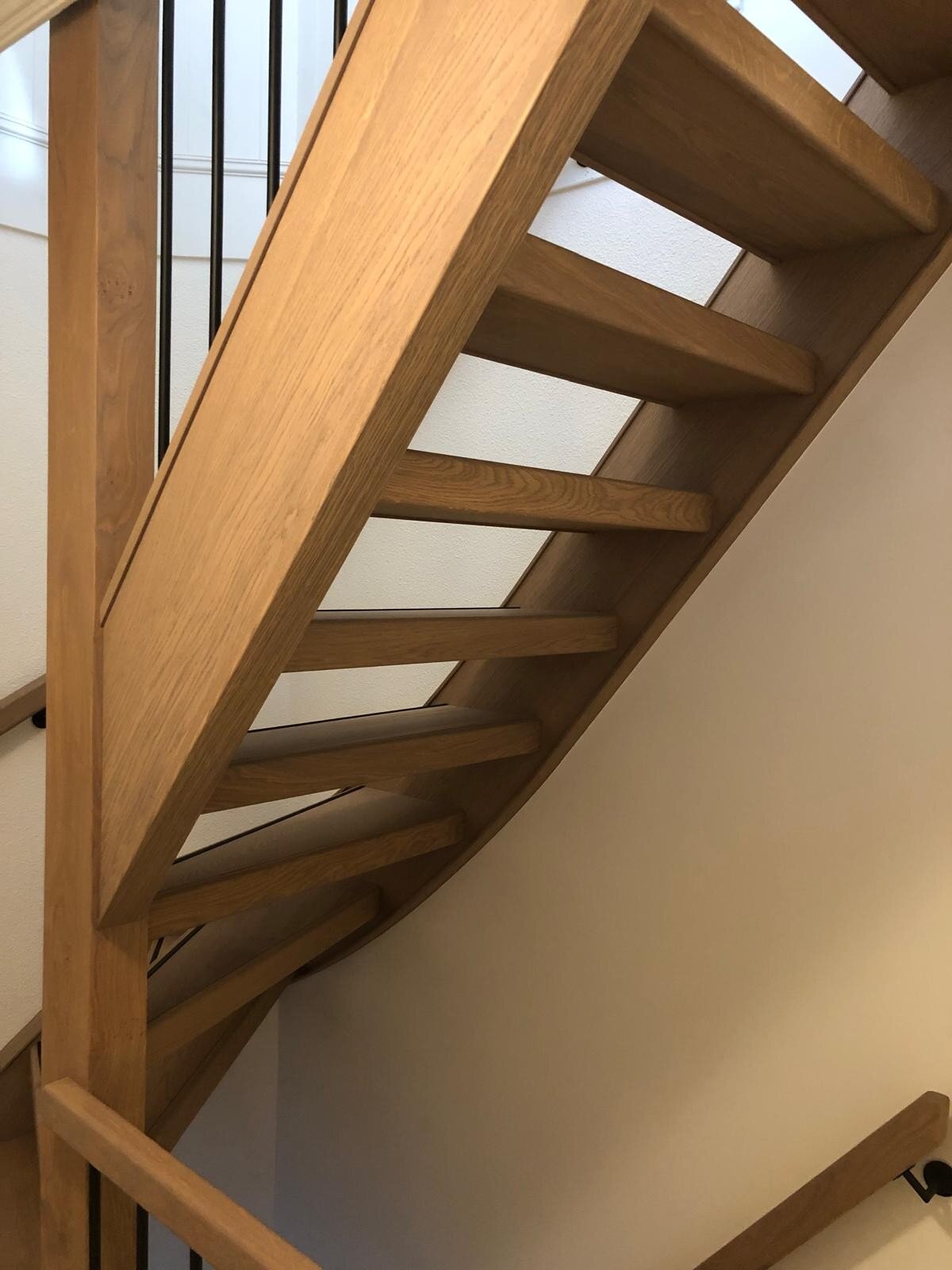 Eikenhouten traprenovatie landelijke stijl, licht vergrijsd, open traprenovatie met zijwangen en antislipprofiel, Waalwijk, Den Bosch, Drunen, Vlijmen.jpg