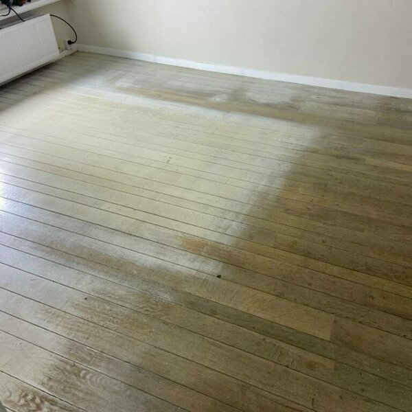 Kleurverschil vloerkleed verwijderen uit houten vloer, schuren van de vloer, schuren en oliën in naturel olie, Breda, Zaltbommel, Den Bosch.jpg