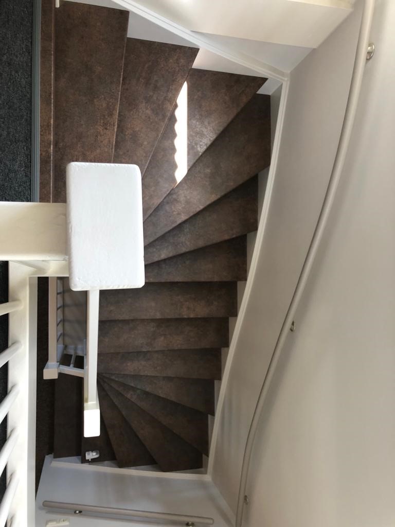 Bruine betonlook HPL traprenovatie donkerbruin brons koper kleur Hellouw Zaltbommel Tuil Haaften Modern.jpg