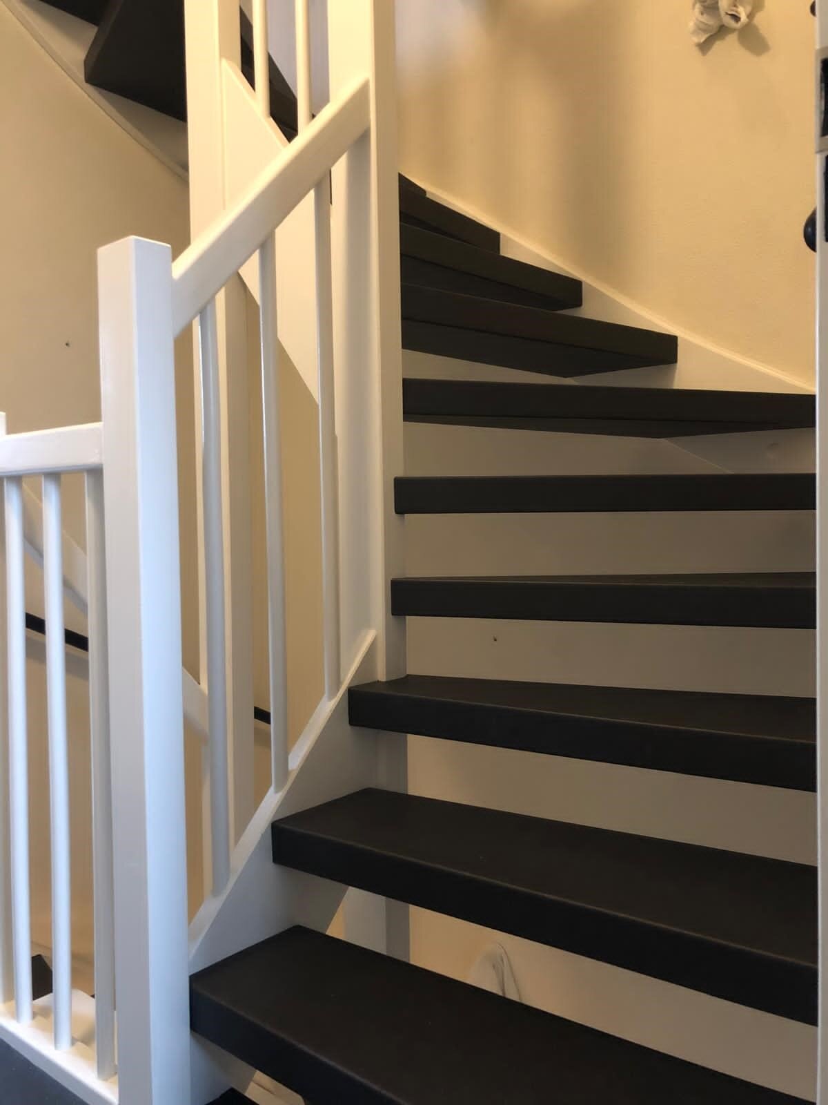 Open traprenovatie met vinyl, pvc, antraciet, lederlook, leerlook, Den Bosch, Rosmalen, Vlijmen Drunen.jpg