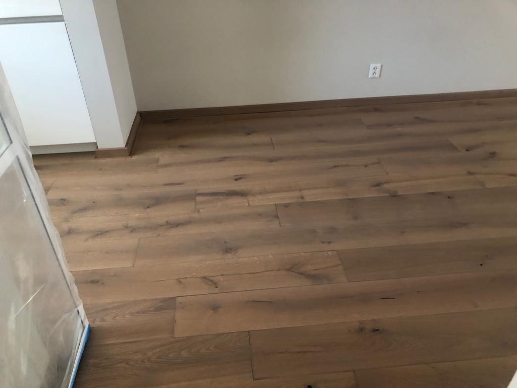 Donker eiken vloer wordt kaal geschuurd en in een lichte kleur geolied.jpg