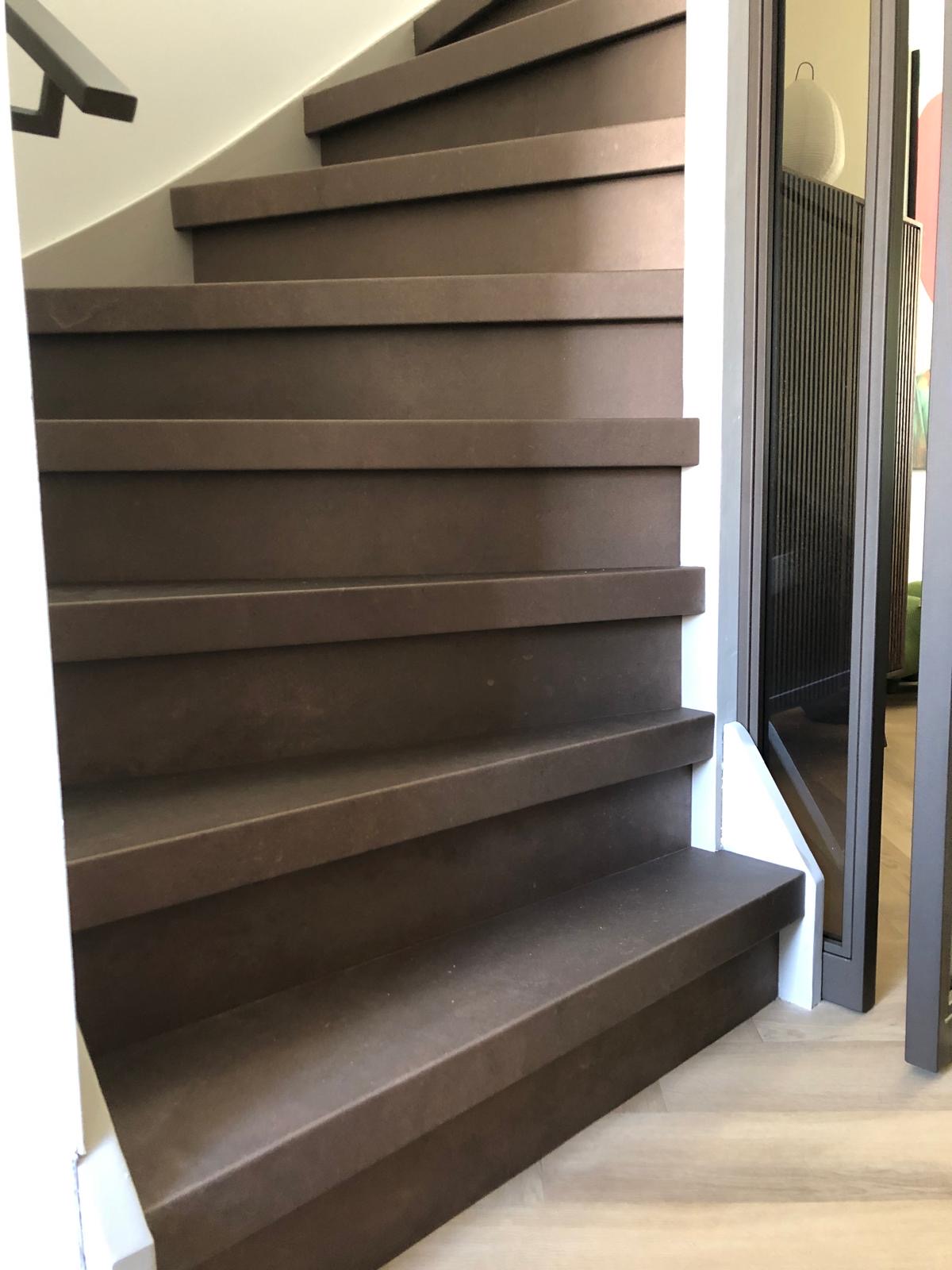 Traprenovatie in de kleur brons, vinyl, stalen deur, luxury, strak.JPG