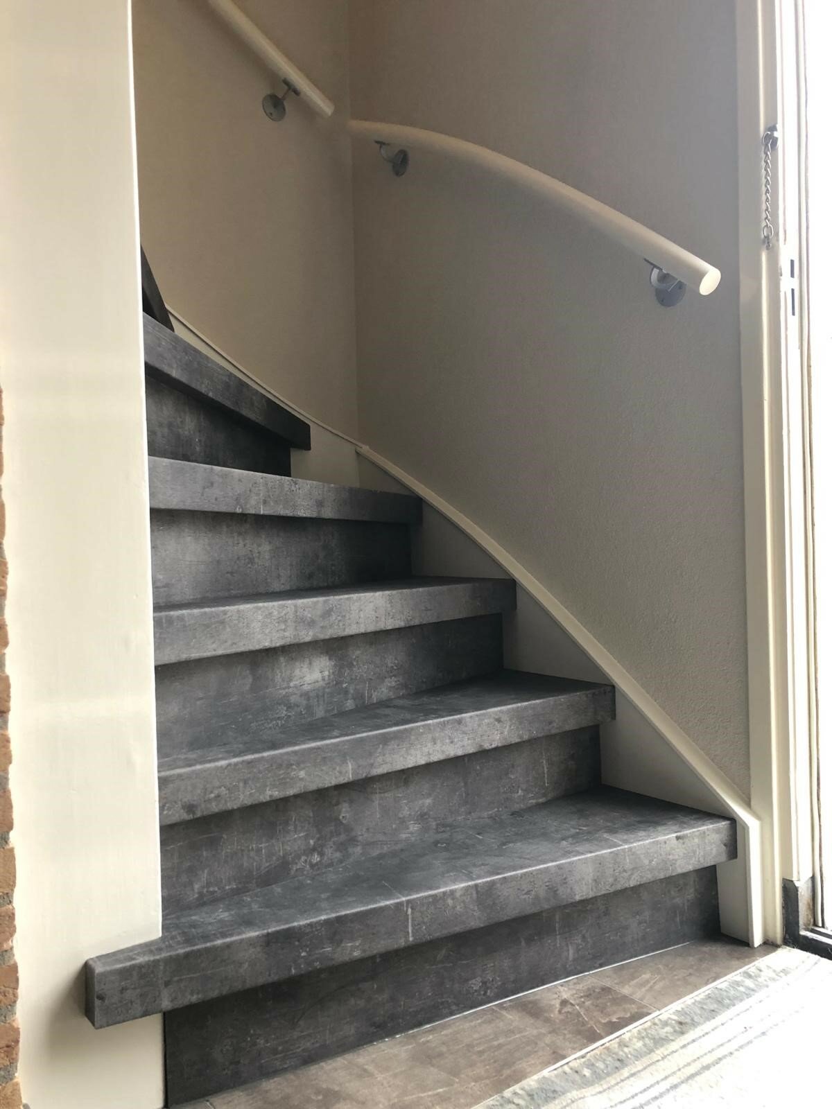 Lederlook betonlook traprenovatie in Zaltbommel Den Bosch antraciet donkergrijs.jpg