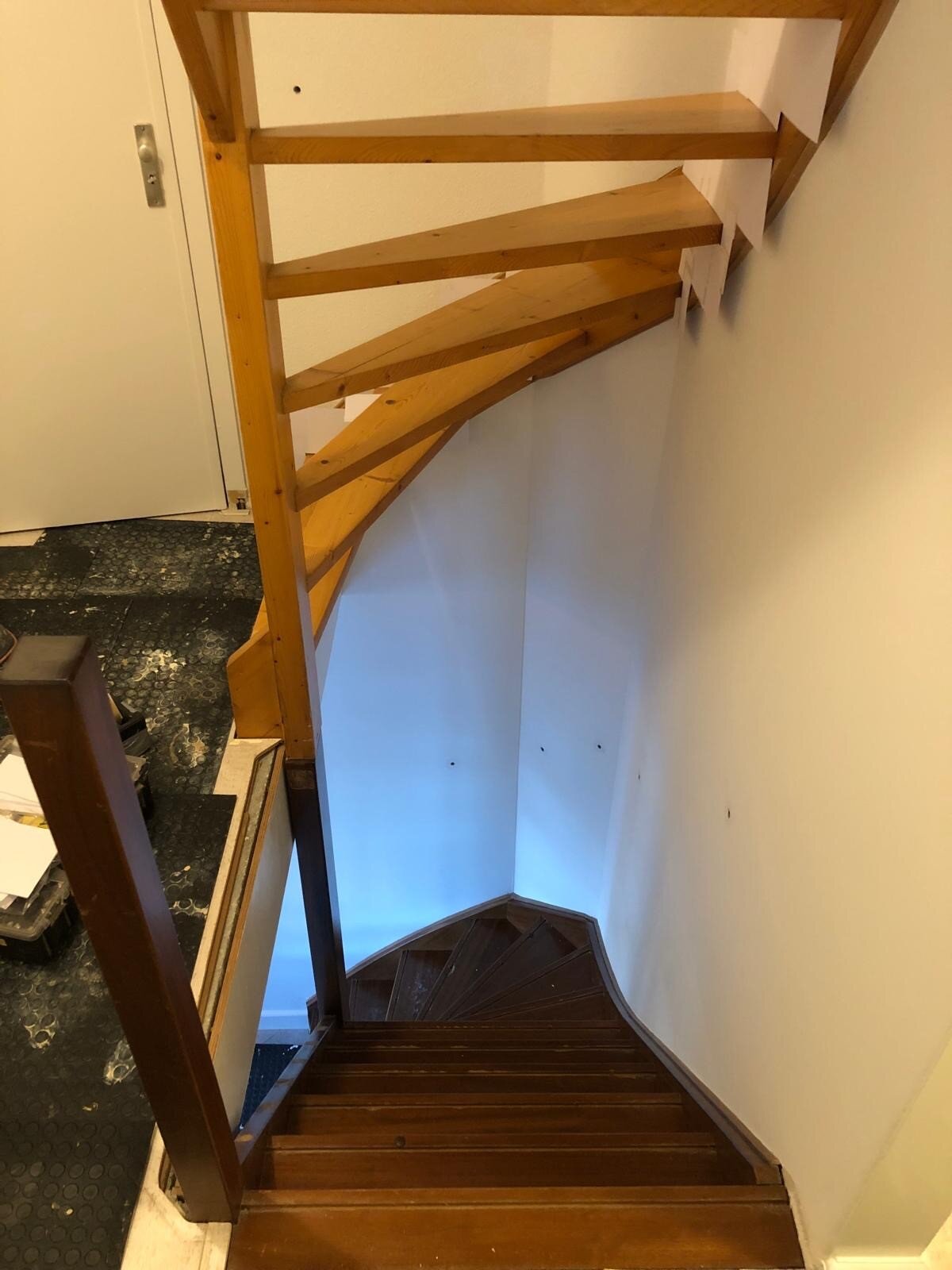 Hardhouten trap lichter maken vergrijsd door traprenovatie met nieuwe leuningen en balustrade waalwijk den bosch vlijmen drunen.jpg