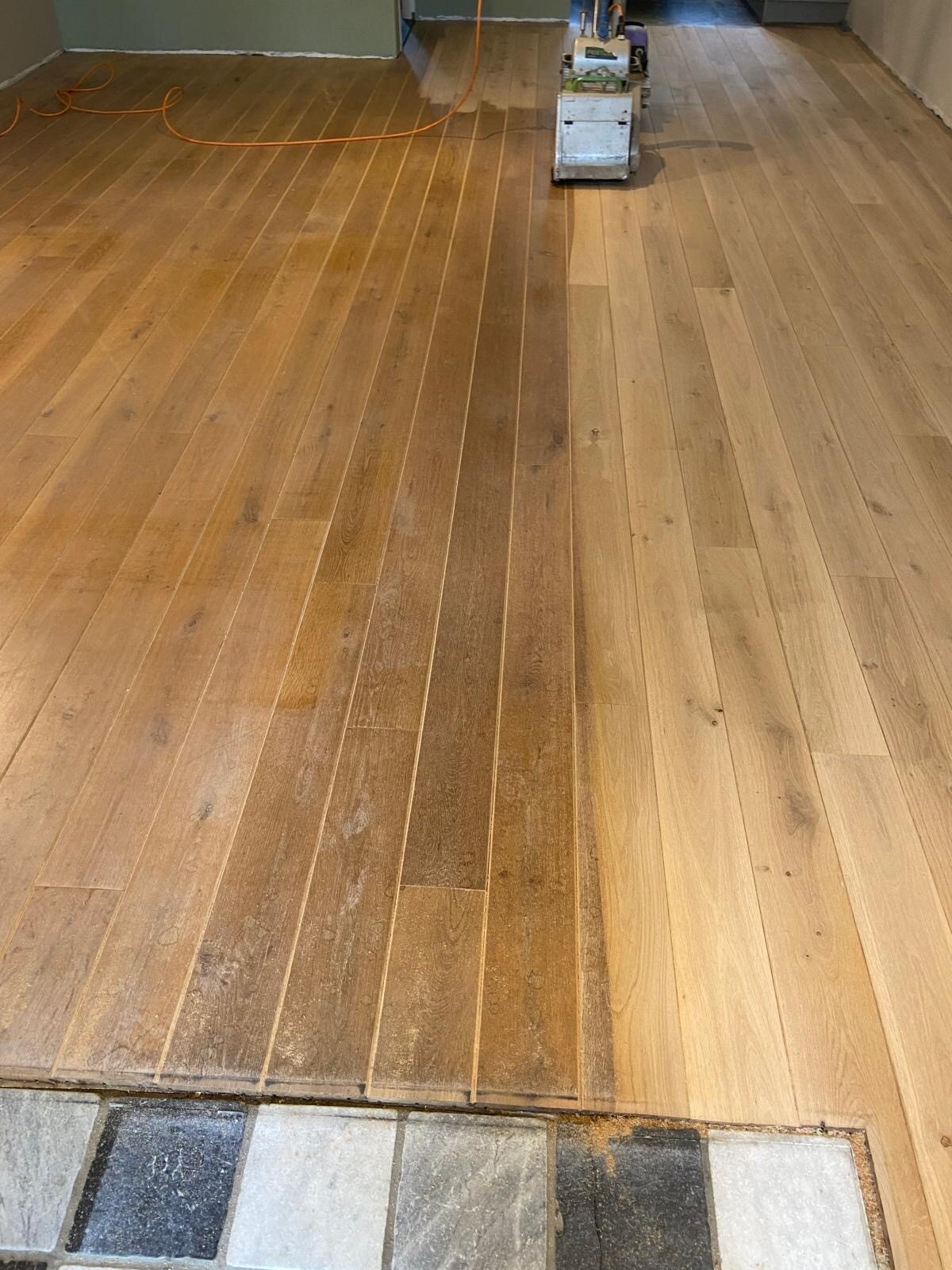 Eiken houten vloer met slijtage schuren en opknappen.jpg