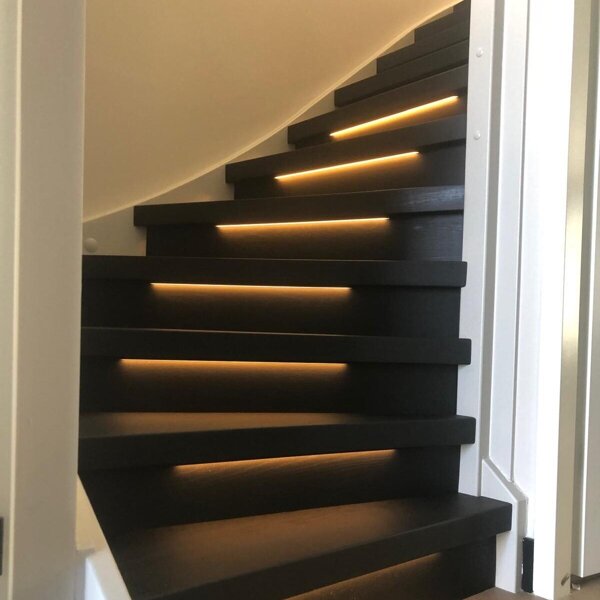 Zwart eiken traprenovatie met LED bewegingssensor in Den Bosch 's-Hertogenbosch Rosmalen.jpg