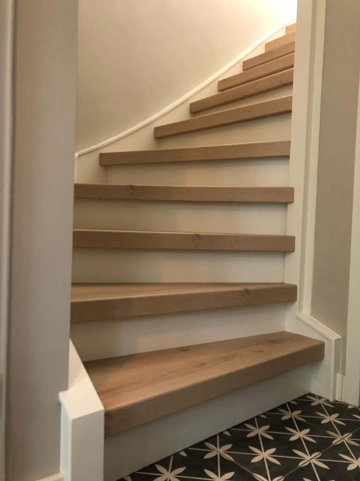 PVC houtlook traprenovati met witte stootborden en witte zijwangen Breda.jpg