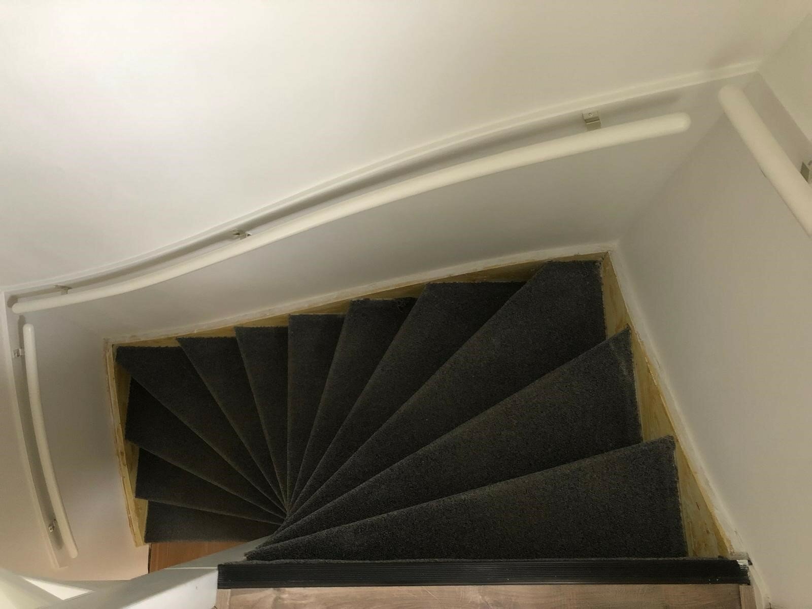 Betonlook traprenovatie na tapijt vinyl Elshout Waalwijk.jpg