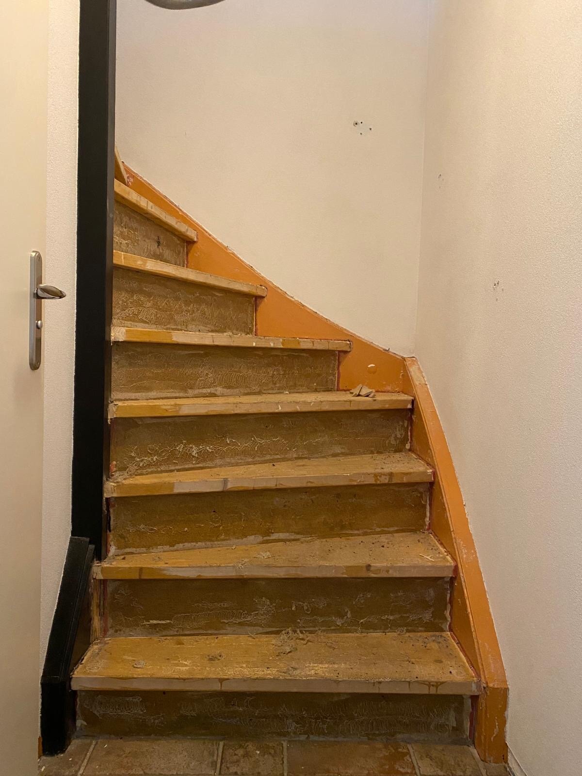 Vinyl lederlook traprenovatie met overloop en eiken balustrade Brabant