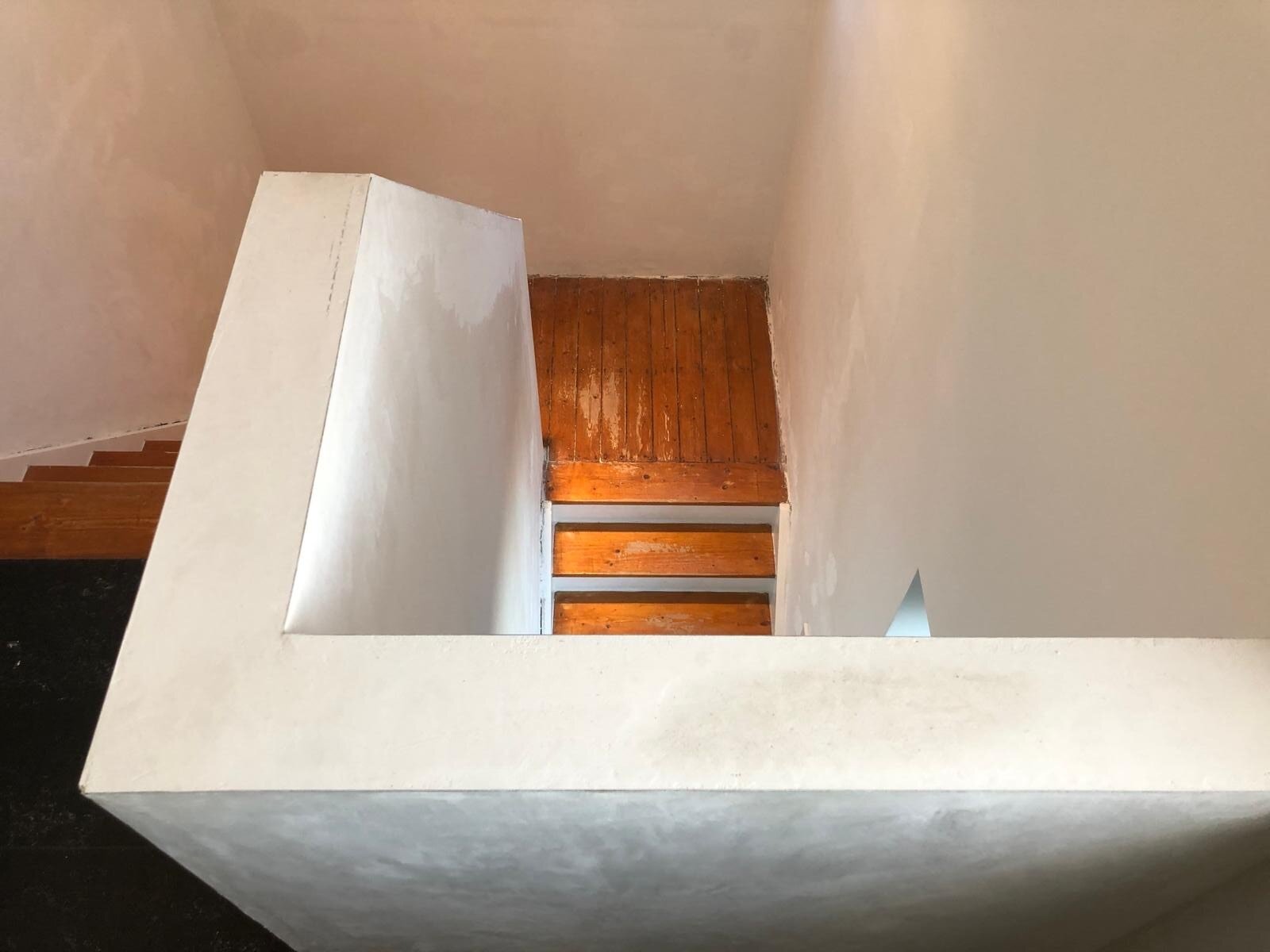 Eiken plank op balustrade muurtje bij Z-trap.jpg