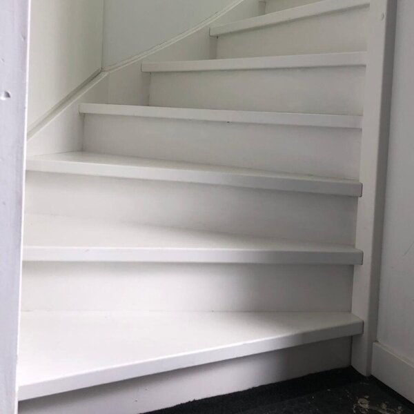 Eikenhouten Z-trap door traprenovatie in Waalwijk.jpg