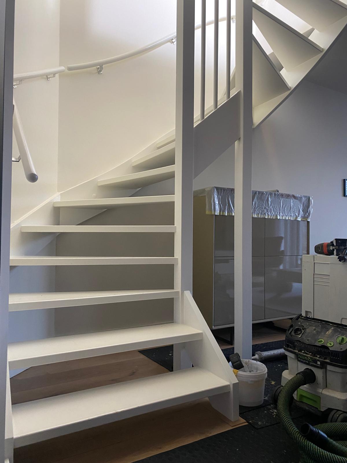 Eiken traprenovatie open trap met antislipprofiel in meerdere kleuren.JPG