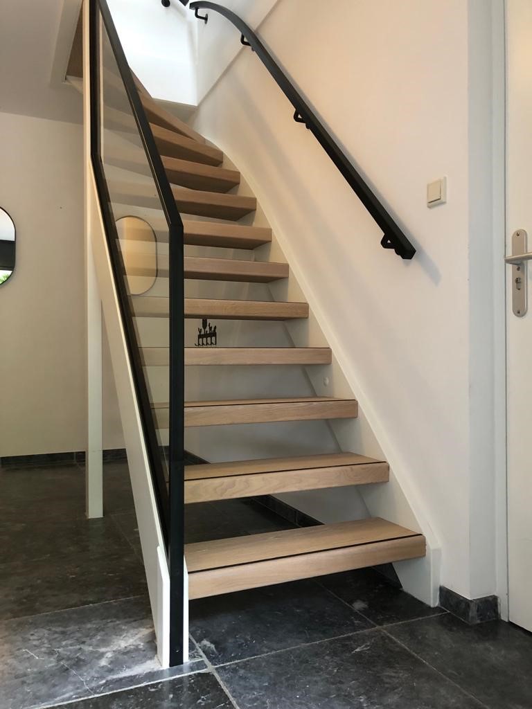 Eiken traprenovatie open trap met zwart stalen leuningen en balustrades in Waalwijk.jpg